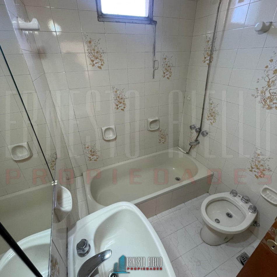 ALQUILER DEPARTAMENTO 3 AMBIENTES DE DOBLE CIRCULACION CON BALCON, QUILMES CENTRO.