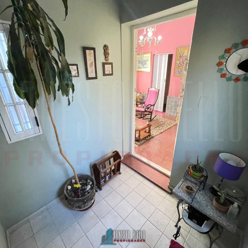 VENTA CASA DE 3 AMBIENTES CON COCHERA, PARQUE Y PILETA, EZPELETA.
