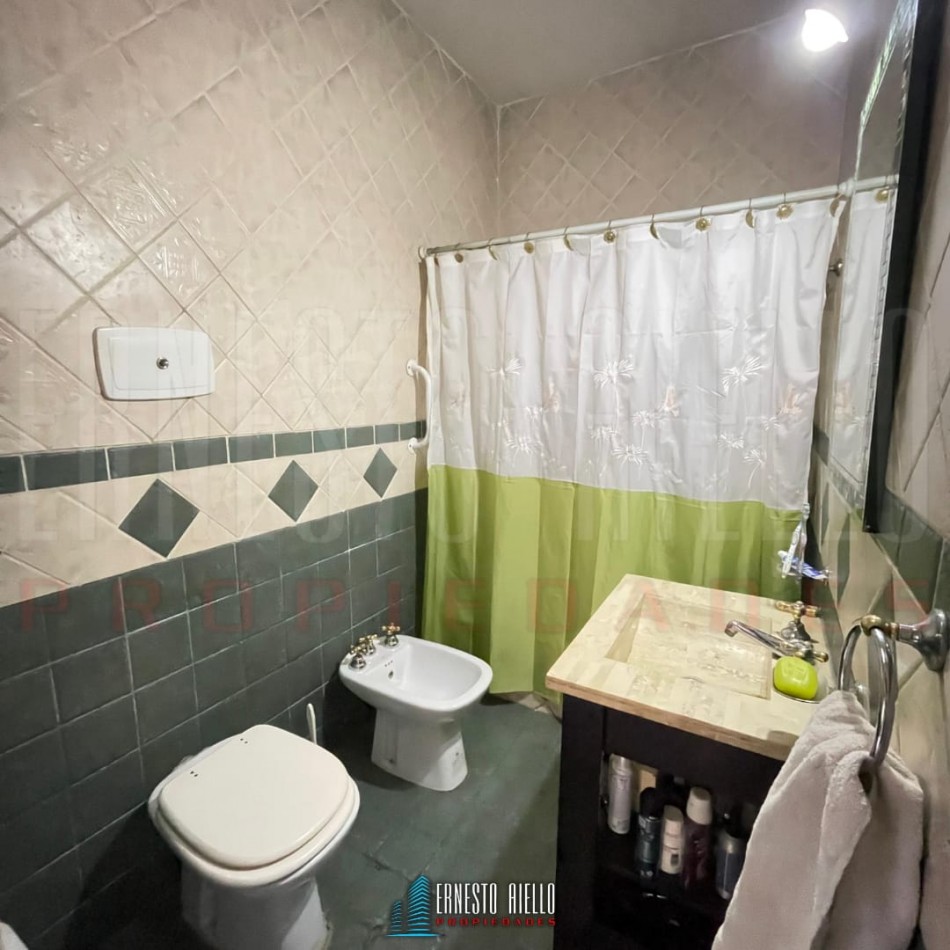VENTA CASA DE 3 AMBIENTES CON COCHERA, PARQUE Y PILETA, EZPELETA.
