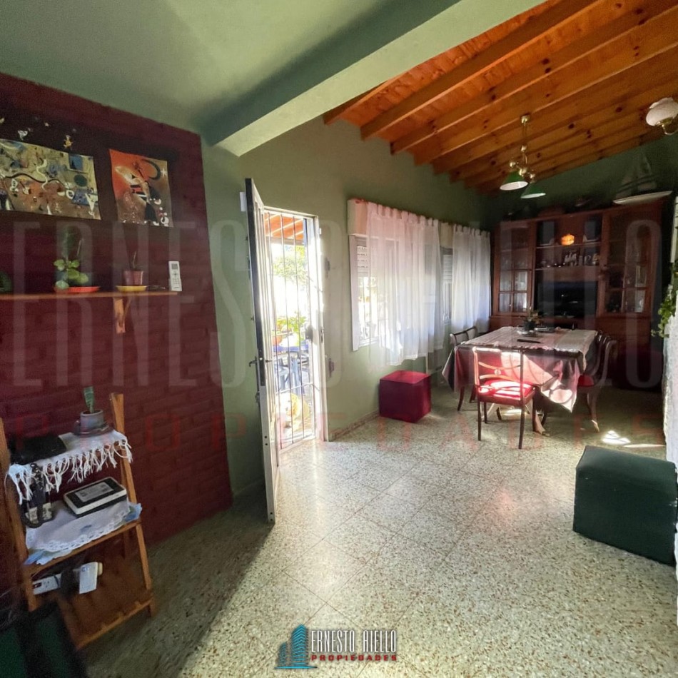 VENTA CASA DE 3 AMBIENTES CON COCHERA, PARQUE Y PILETA, EZPELETA.