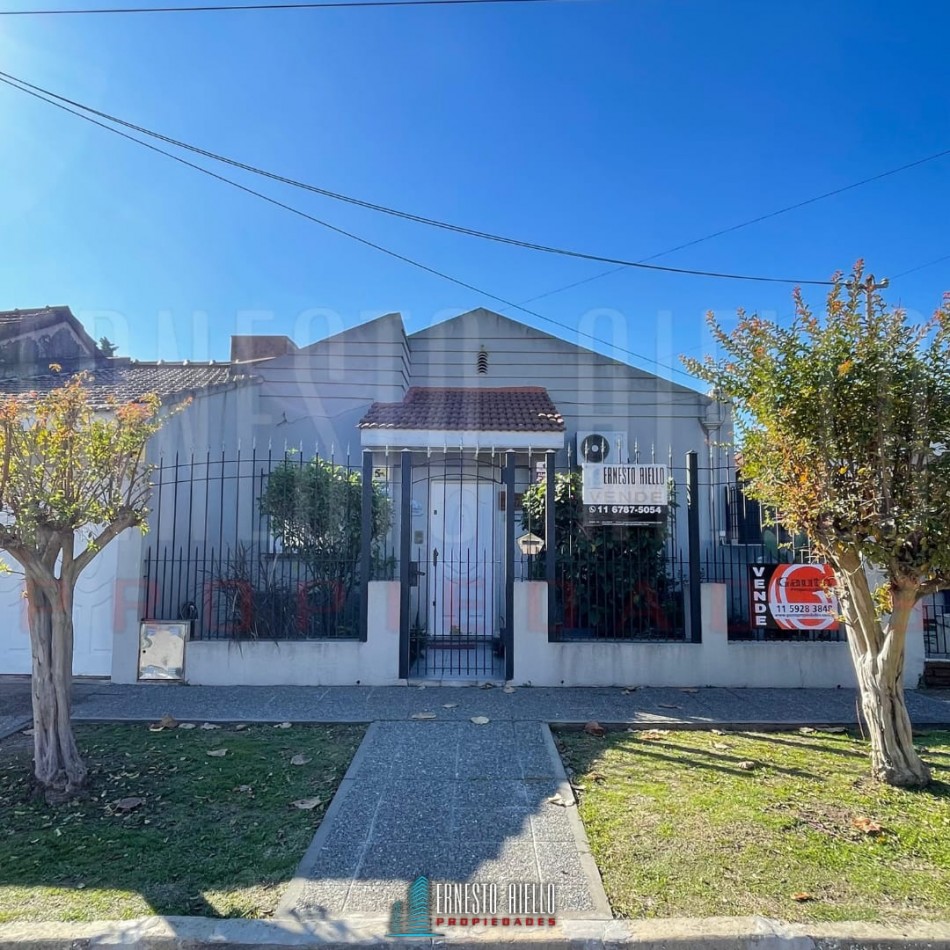 VENTA CASA DE 3 AMBIENTES CON COCHERA, PARQUE Y PILETA, EZPELETA.