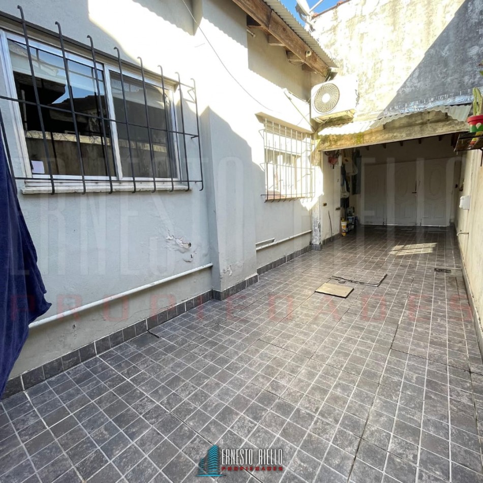 VENTA CASA DE 3 AMBIENTES CON COCHERA, PARQUE Y PILETA, EZPELETA.