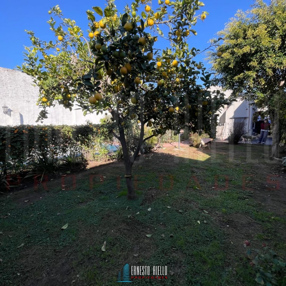 VENTA CASA DE 3 AMBIENTES CON COCHERA, PARQUE Y PILETA, EZPELETA.