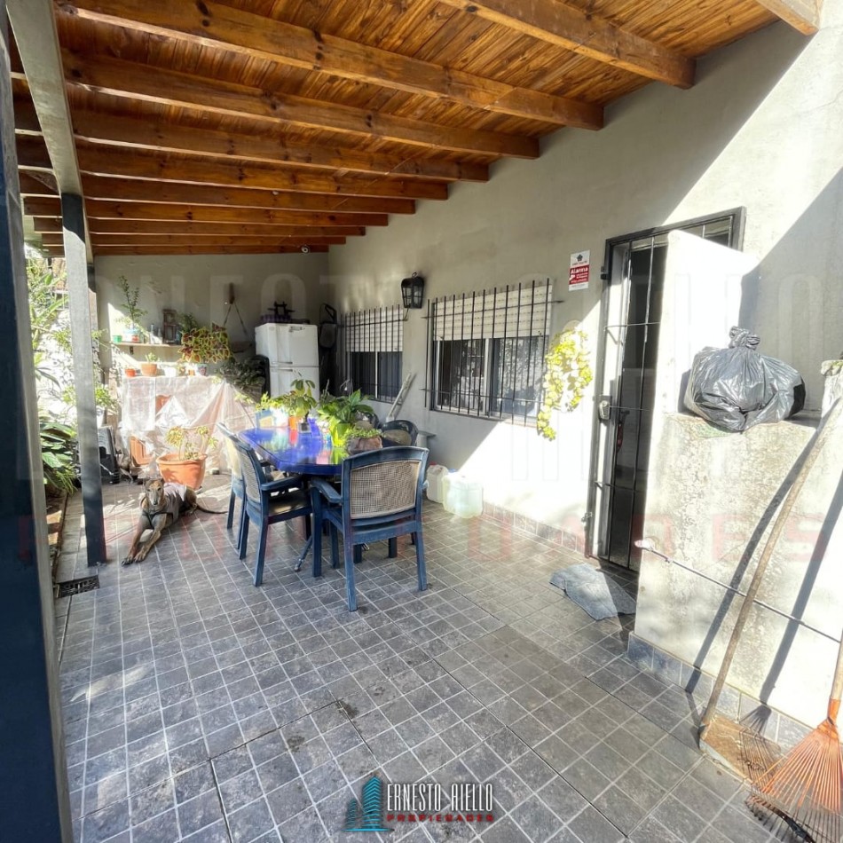 VENTA CASA DE 3 AMBIENTES CON COCHERA, PARQUE Y PILETA, EZPELETA.