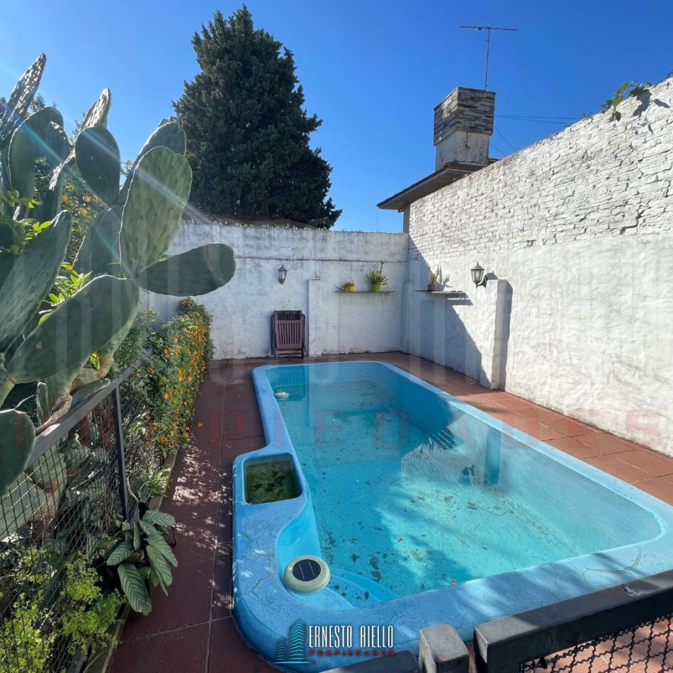 VENTA CASA DE 3 AMBIENTES CON COCHERA, PARQUE Y PILETA, EZPELETA.