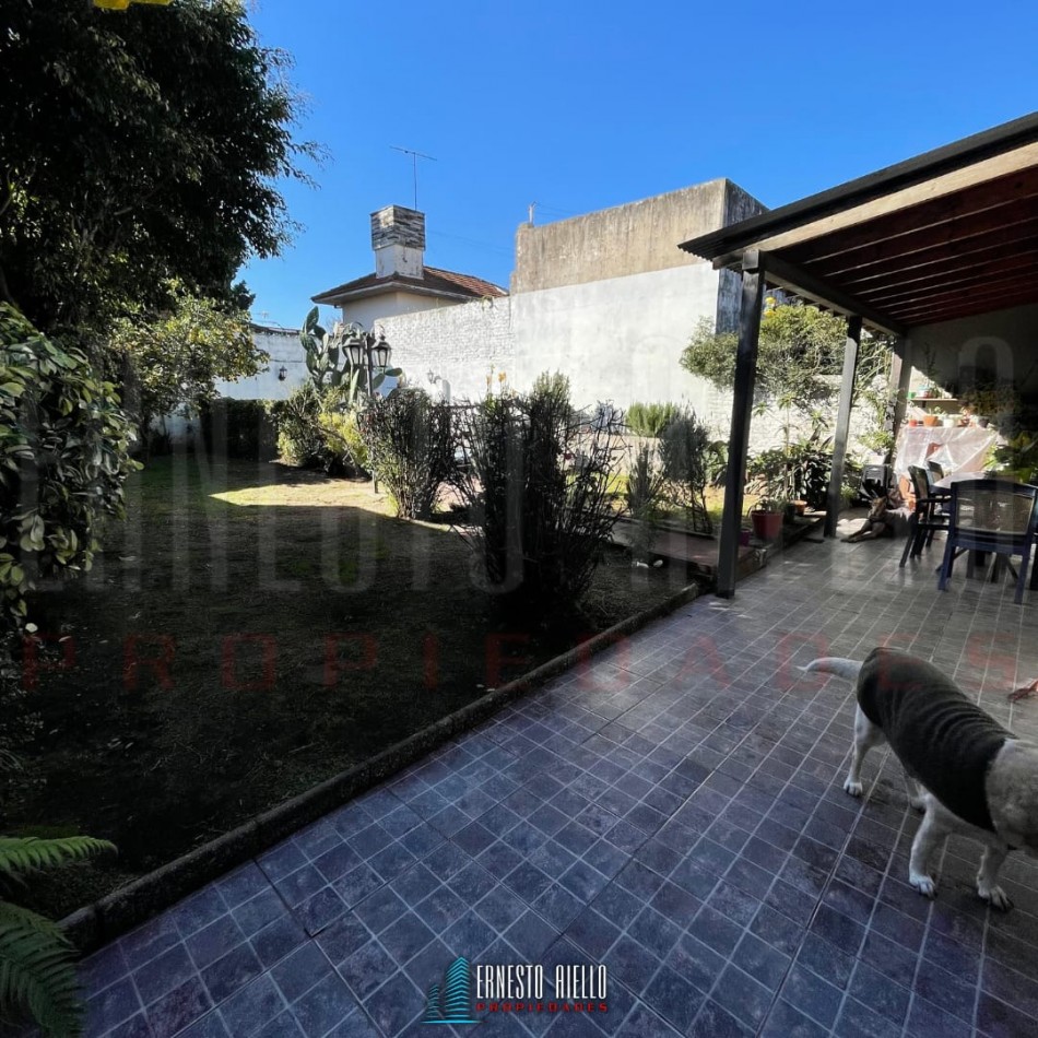 VENTA CASA DE 3 AMBIENTES CON COCHERA, PARQUE Y PILETA, EZPELETA.