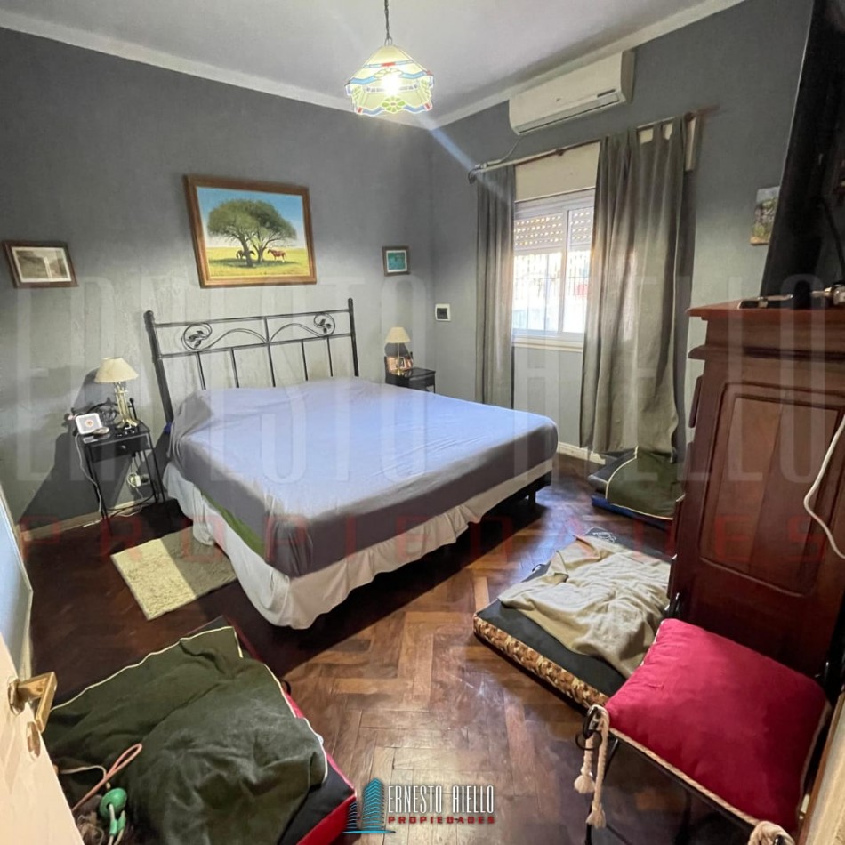 VENTA CASA DE 3 AMBIENTES CON COCHERA, PARQUE Y PILETA, EZPELETA.