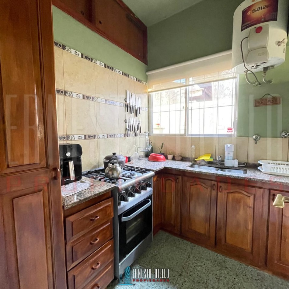 VENTA CASA DE 3 AMBIENTES CON COCHERA, PARQUE Y PILETA, EZPELETA.