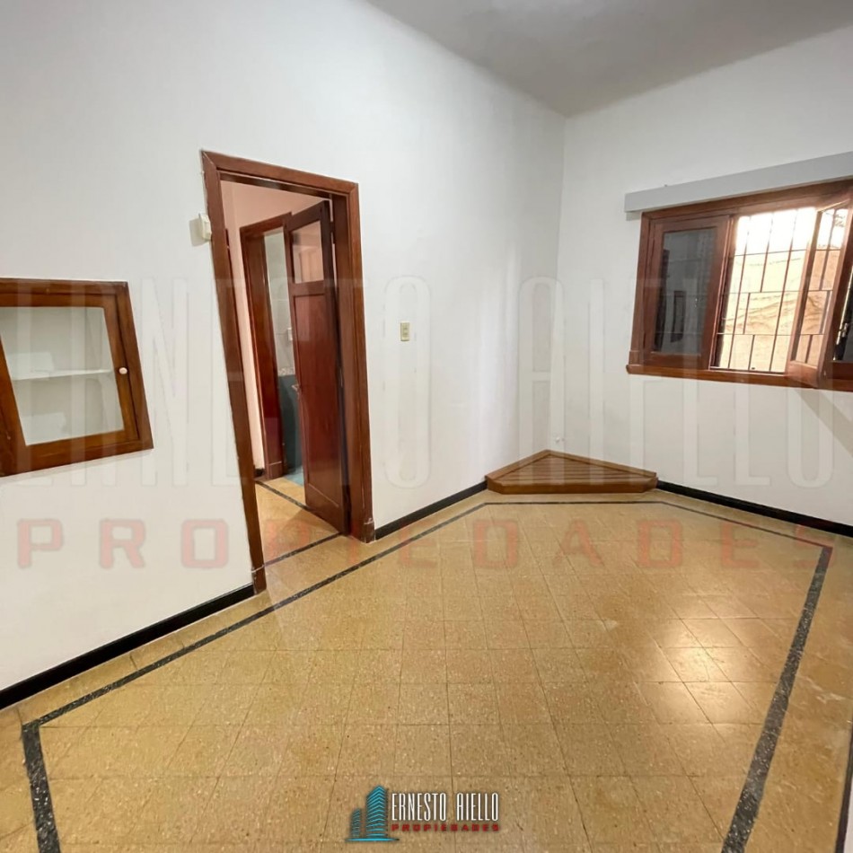 CASA DE 2 AMBIENTES CON PATIO Y COCHERA, QUILMES.