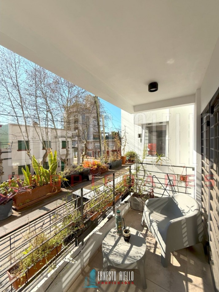 VENTA PISO DE TRES AMBIENTES CON COCHERA DESCUBIERTA AL FRENTE.
