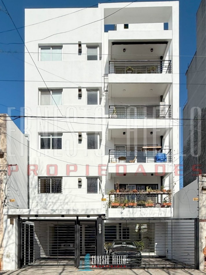 VENTA PISO DE TRES AMBIENTES CON COCHERA DESCUBIERTA AL FRENTE.