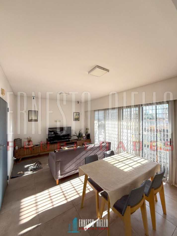 VENTA PISO DE TRES AMBIENTES CON COCHERA DESCUBIERTA AL FRENTE.