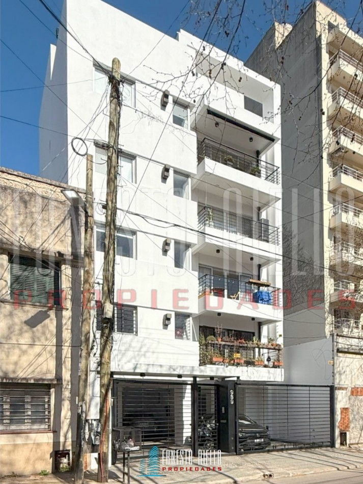 VENTA PISO DE TRES AMBIENTES CON COCHERA DESCUBIERTA AL FRENTE.
