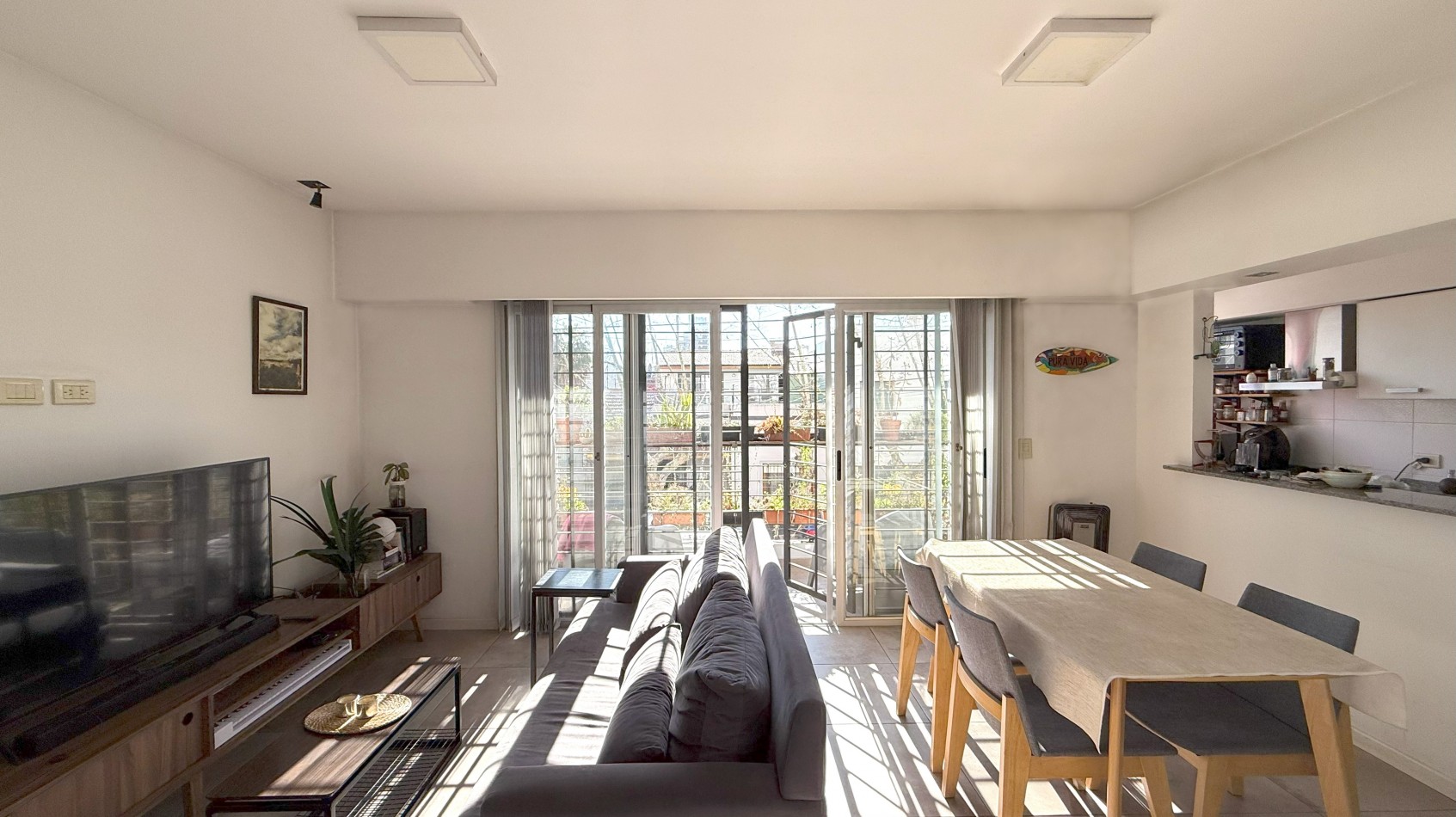 VENTA PISO DE TRES AMBIENTES CON COCHERA DESCUBIERTA AL FRENTE.
