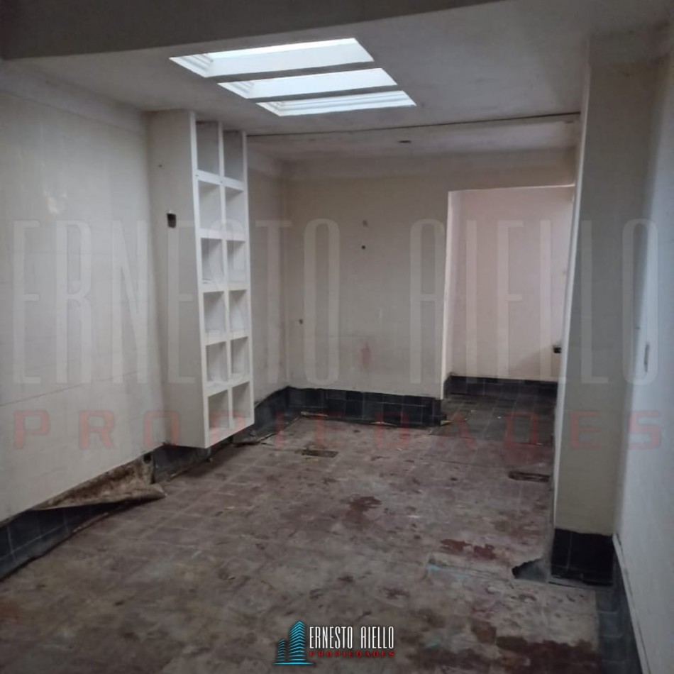 VENTA DE INMUEBLE COMERCIAL EX POLICLINICA HABILITADA. ENTRADA Y SALIDA POR AV. MITRE Y CALLE SARMIENTO. EZPELETA ESTE