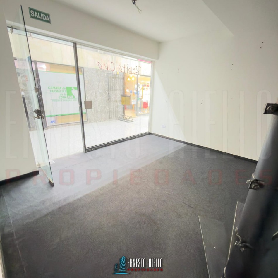 VENTA LOCAL COMERCIAL EN LA GALERIA "LA FRANCESA", QUILMES CENTRO.