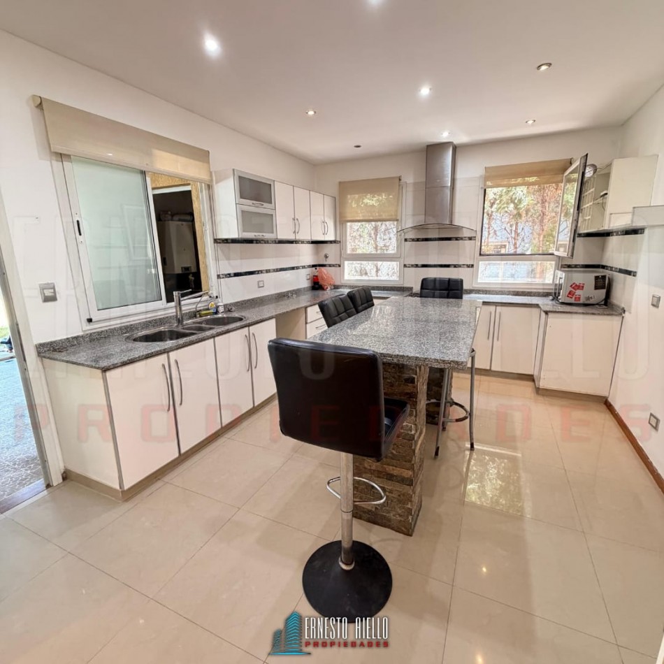 ALQUILER CASA DE 5 AMBIENTES. BARRIO LOS TRONCOS, BERAZATEGUI.