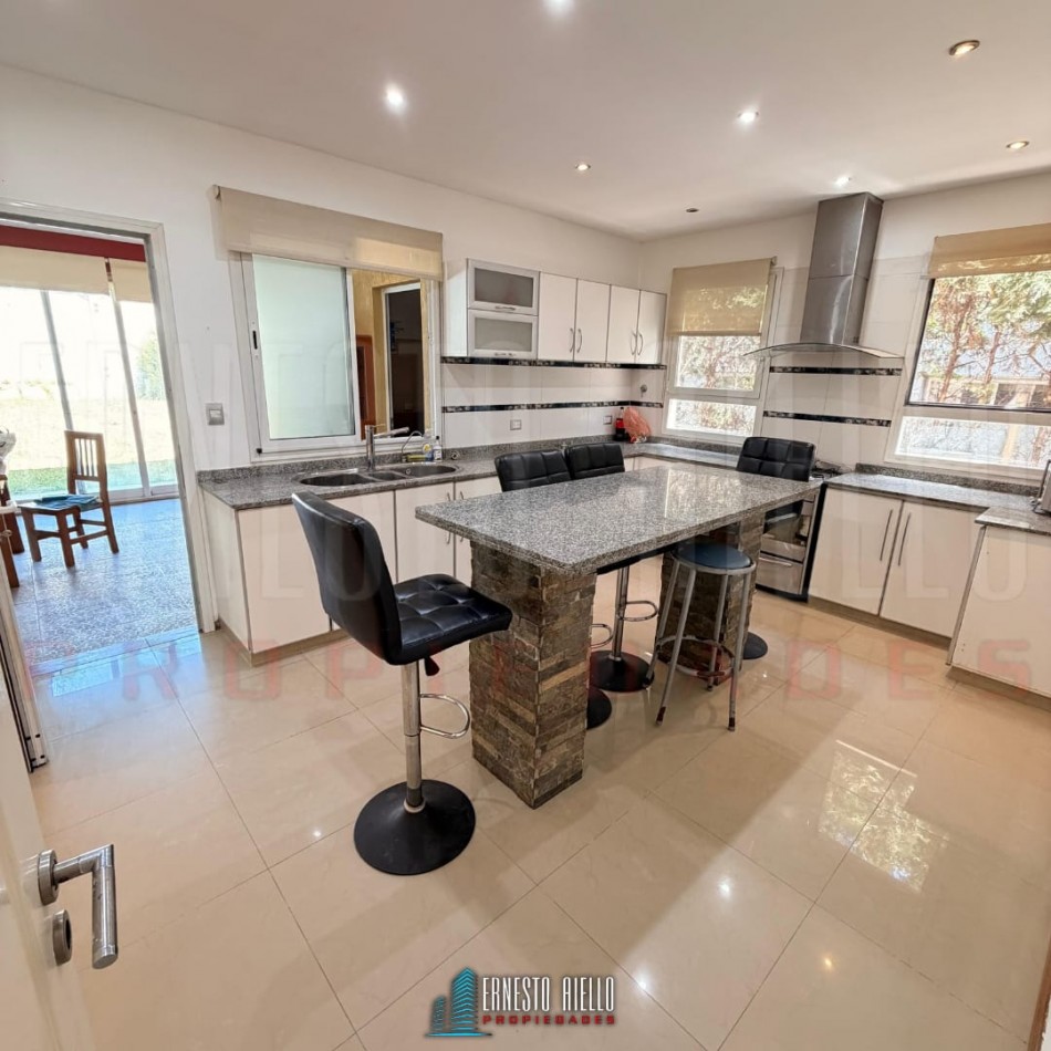 ALQUILER CASA DE 5 AMBIENTES. BARRIO LOS TRONCOS, BERAZATEGUI.