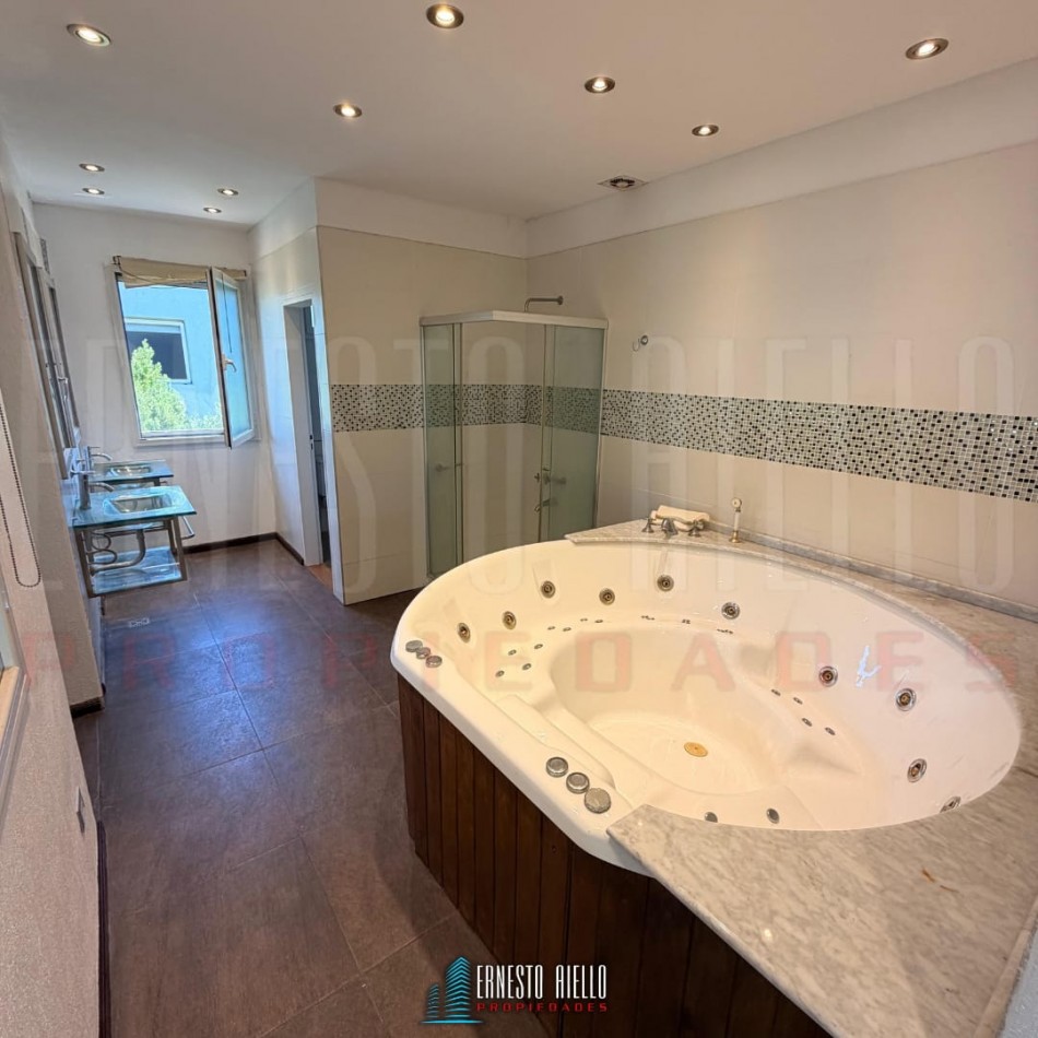 ALQUILER CASA DE 5 AMBIENTES. BARRIO LOS TRONCOS, BERAZATEGUI.