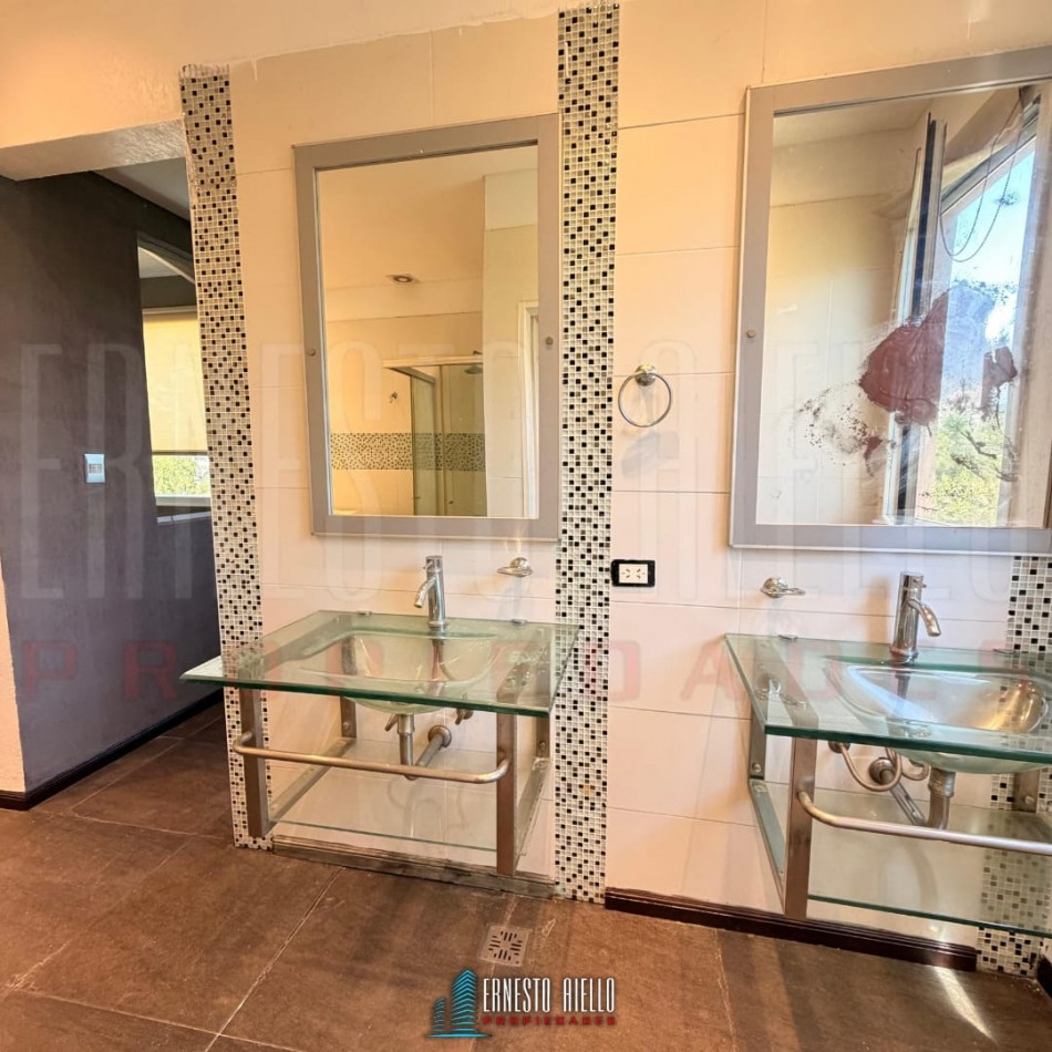 ALQUILER CASA DE 5 AMBIENTES. BARRIO LOS TRONCOS, BERAZATEGUI.