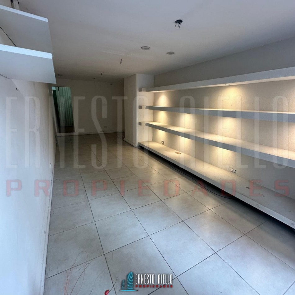 ALQUILER  EXCELENTE  LOCAL COMERCIAL EN LA CALLE ALSINA AL 300, QUILMES CENTRO.