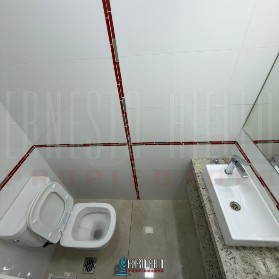 ¡ALQUILER EXCELENTE LOCAL DE DOBLE ALTURA EN BERAZATEGUI CENTRO!