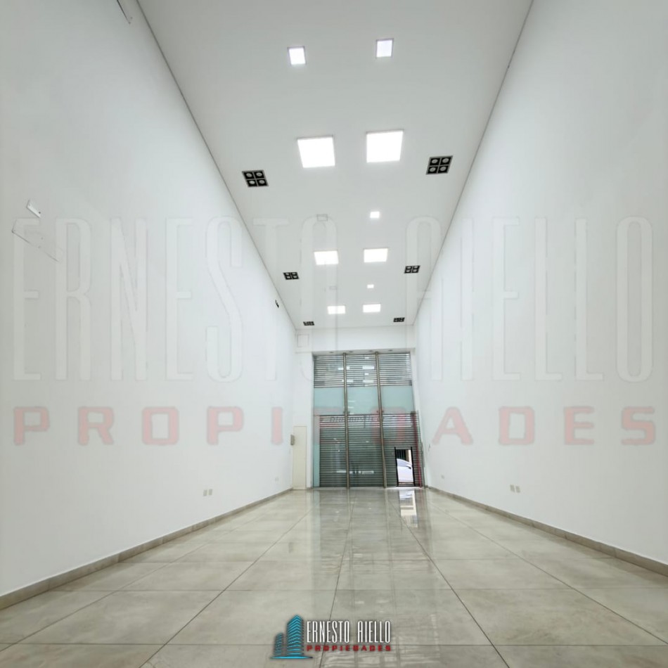 ¡ALQUILER EXCELENTE LOCAL DE DOBLE ALTURA EN BERAZATEGUI CENTRO!