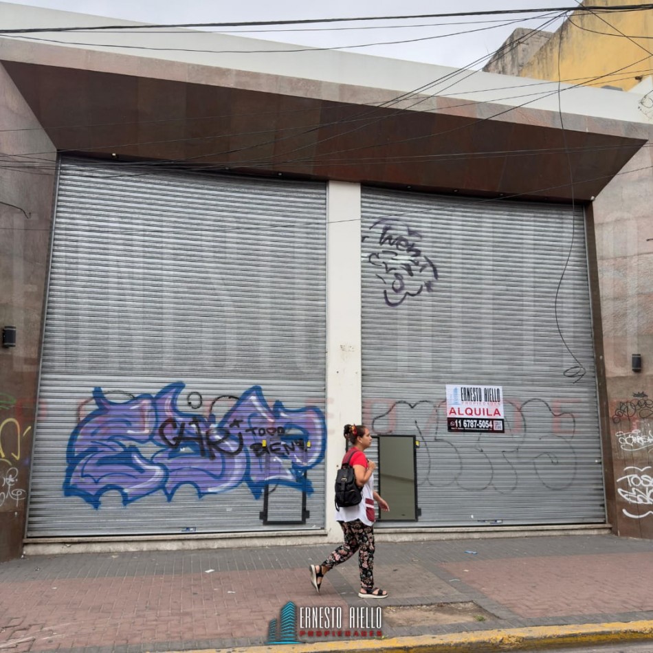 ¡ALQUILER EXCELENTE LOCAL DE DOBLE ALTURA EN BERAZATEGUI CENTRO!