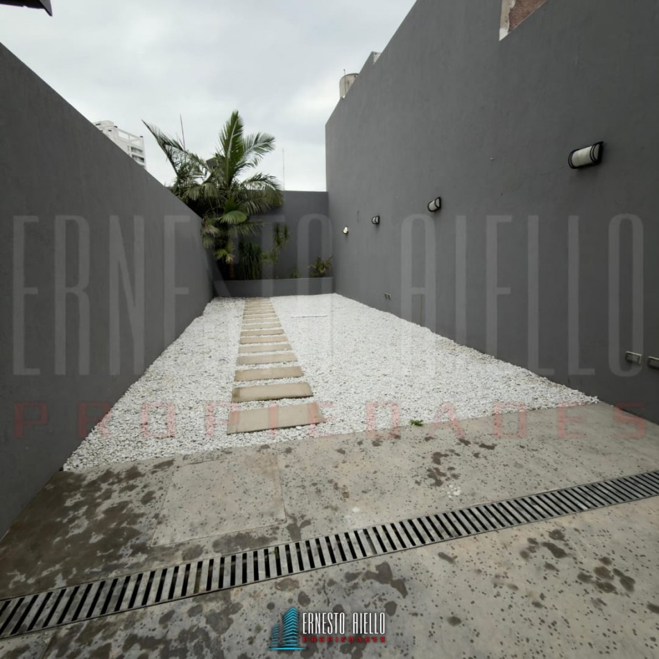 ¡ALQUILER EXCELENTE LOCAL DE DOBLE ALTURA EN BERAZATEGUI CENTRO!