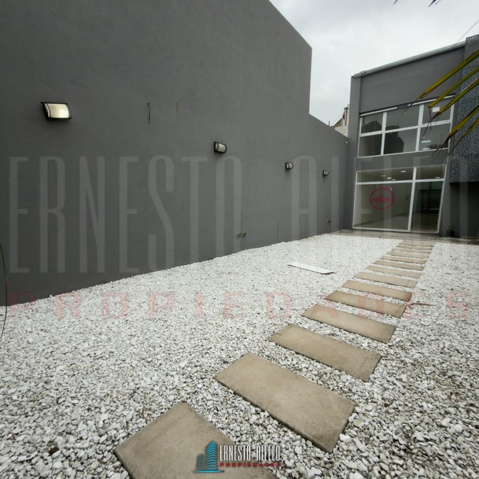 ¡ALQUILER EXCELENTE LOCAL DE DOBLE ALTURA EN BERAZATEGUI CENTRO!