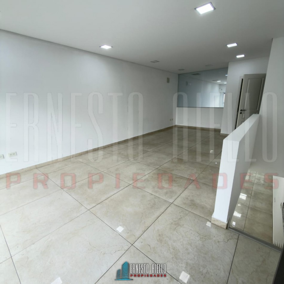 ¡ALQUILER EXCELENTE LOCAL DE DOBLE ALTURA EN BERAZATEGUI CENTRO!