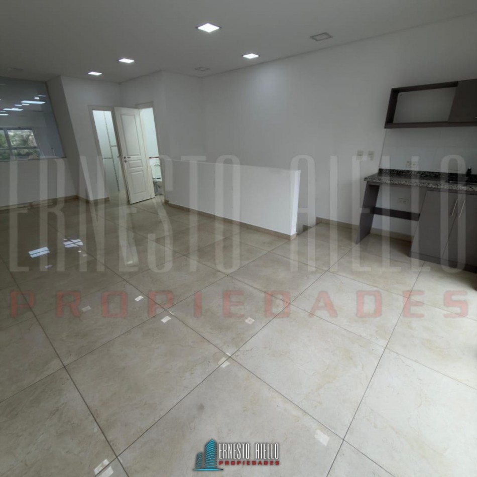 ¡ALQUILER EXCELENTE LOCAL DE DOBLE ALTURA EN BERAZATEGUI CENTRO!