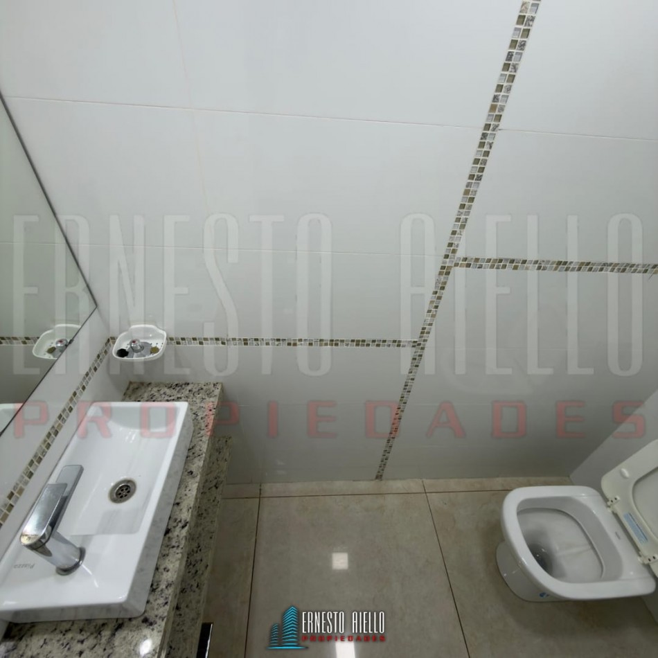 ¡ALQUILER EXCELENTE LOCAL DE DOBLE ALTURA EN BERAZATEGUI CENTRO!