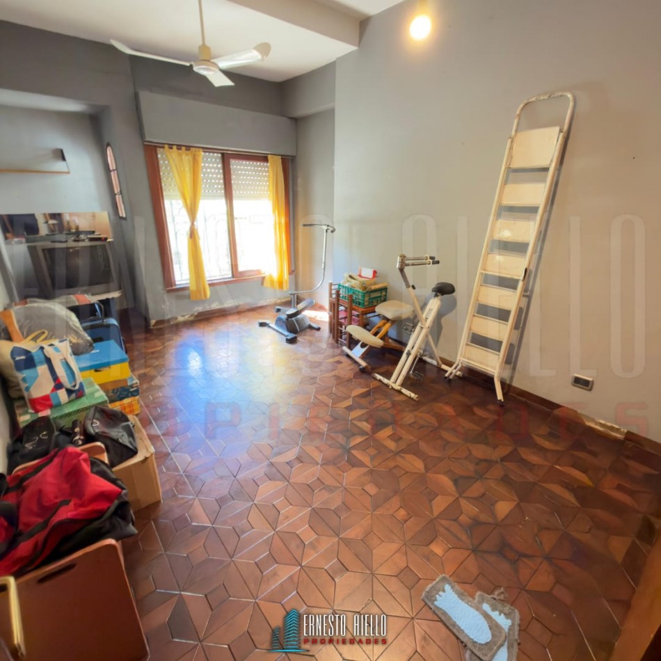 VENTA CASA PH DE 5 AMBIENTES MAS ESTUDIO CON  GRAN LOTE. QUINCHO, GRAN PARQUE Y GARAGE PARA 2 AUTOS. BERNAL OESTE CENTRO.