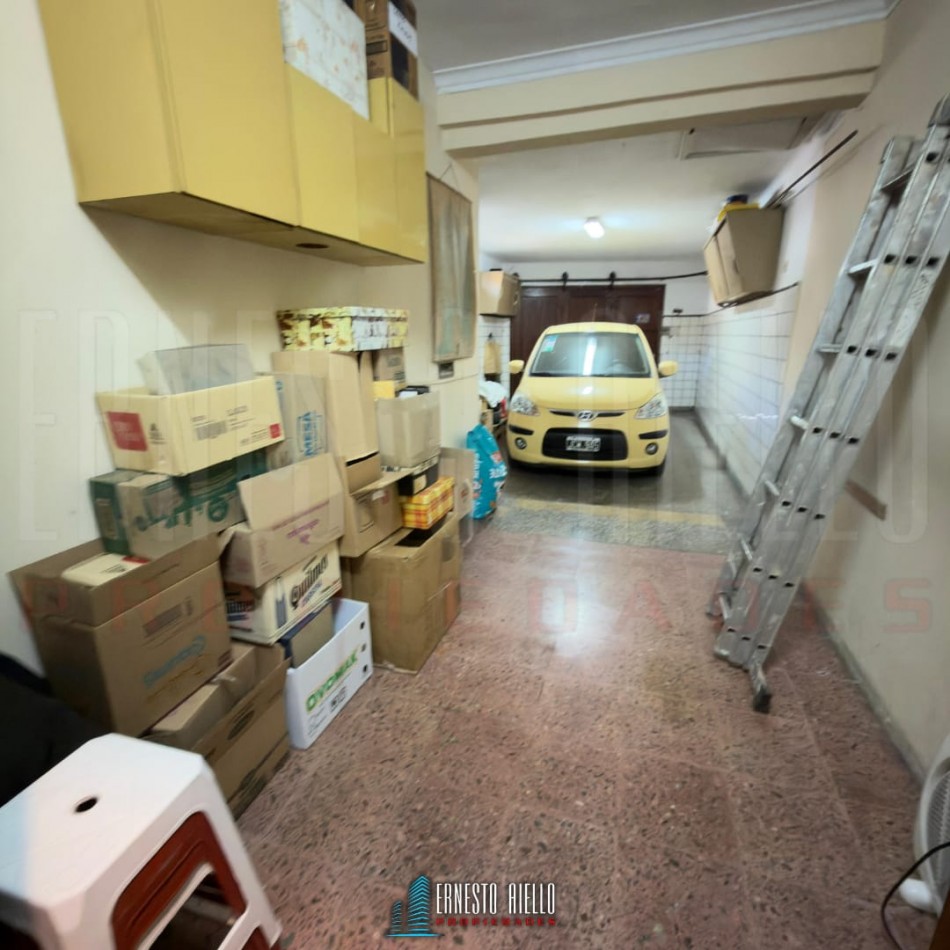 VENTA CASA PH DE 5 AMBIENTES MAS ESTUDIO CON  GRAN LOTE. QUINCHO, GRAN PARQUE Y GARAGE PARA 2 AUTOS. BERNAL OESTE CENTRO.