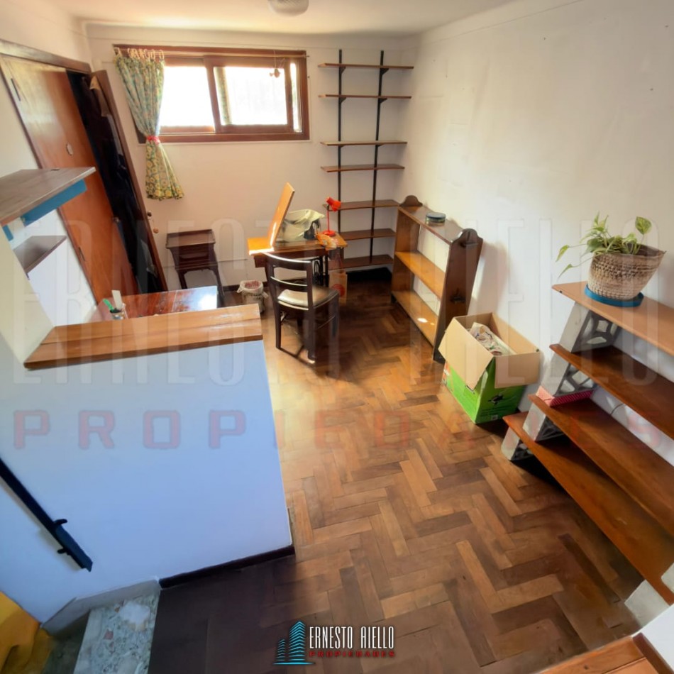VENTA CASA PH DE 5 AMBIENTES MAS ESTUDIO CON  GRAN LOTE. QUINCHO, GRAN PARQUE Y GARAGE PARA 2 AUTOS. BERNAL OESTE CENTRO.