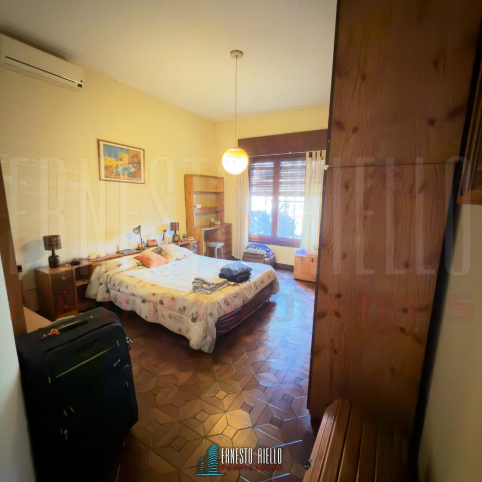 VENTA CASA PH DE 5 AMBIENTES MAS ESTUDIO CON  GRAN LOTE. QUINCHO, GRAN PARQUE Y GARAGE PARA 2 AUTOS. BERNAL OESTE CENTRO.