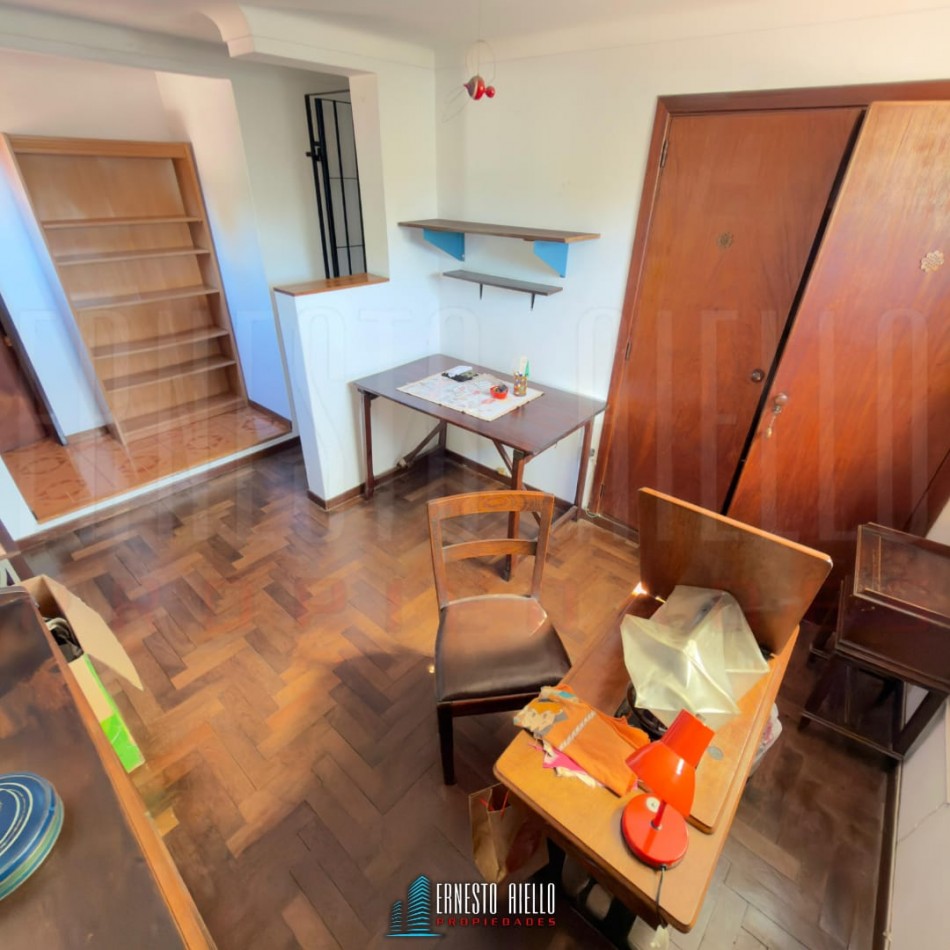 VENTA CASA PH DE 5 AMBIENTES MAS ESTUDIO CON  GRAN LOTE. QUINCHO, GRAN PARQUE Y GARAGE PARA 2 AUTOS. BERNAL OESTE CENTRO.