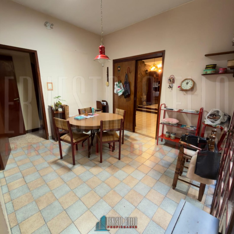 VENTA CASA PH DE 5 AMBIENTES MAS ESTUDIO CON  GRAN LOTE. QUINCHO, GRAN PARQUE Y GARAGE PARA 2 AUTOS. BERNAL OESTE CENTRO.