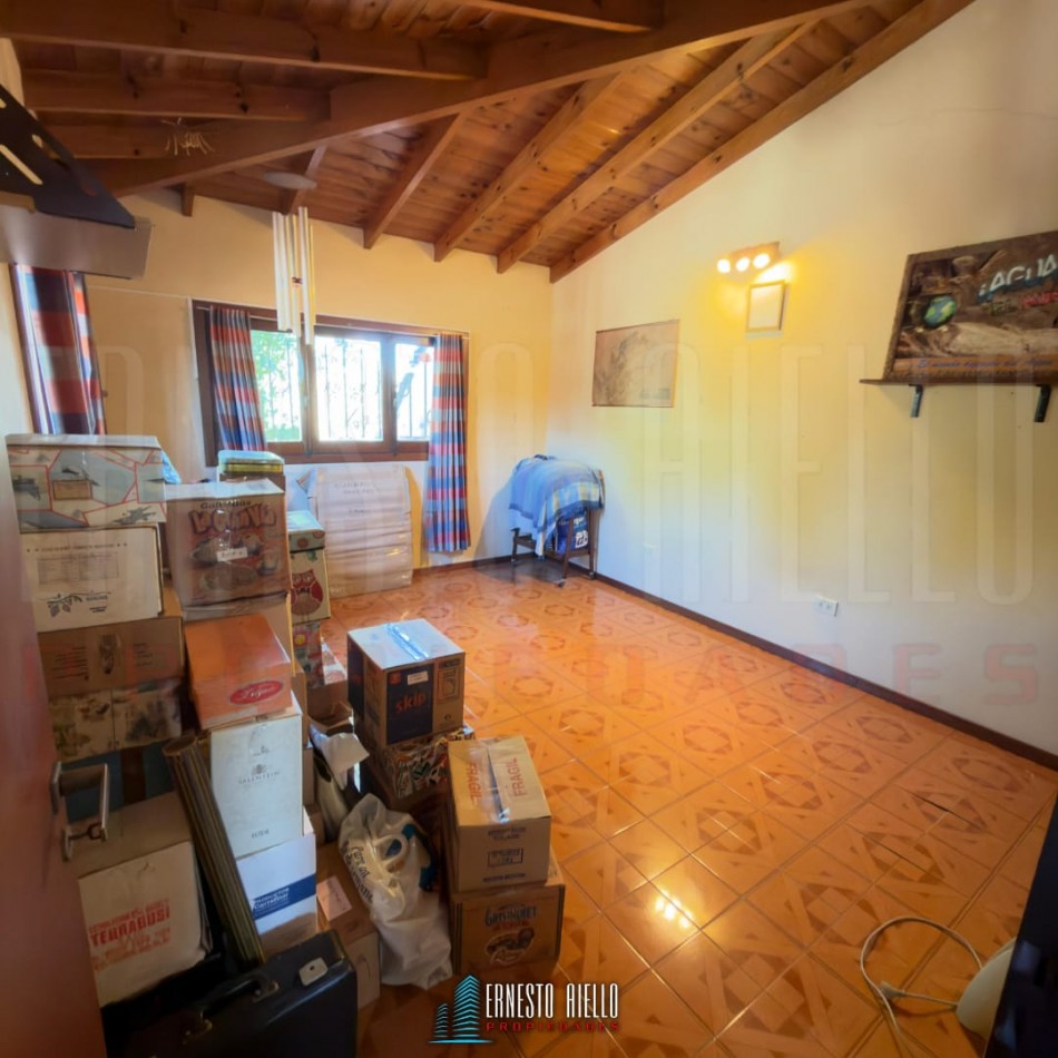 VENTA CASA PH DE 5 AMBIENTES MAS ESTUDIO CON  GRAN LOTE. QUINCHO, GRAN PARQUE Y GARAGE PARA 2 AUTOS. BERNAL OESTE CENTRO.
