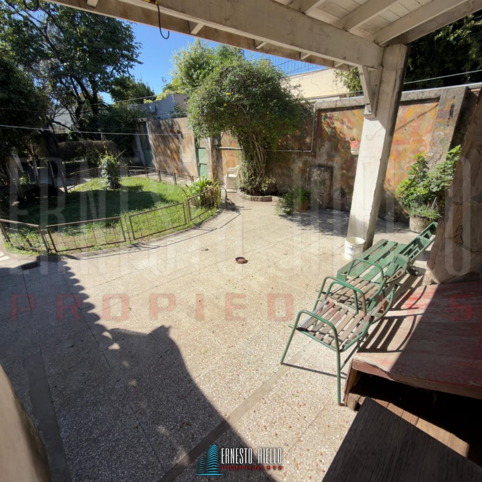 VENTA CASA PH DE 5 AMBIENTES MAS ESTUDIO CON  GRAN LOTE. QUINCHO, GRAN PARQUE Y GARAGE PARA 2 AUTOS. BERNAL OESTE CENTRO.