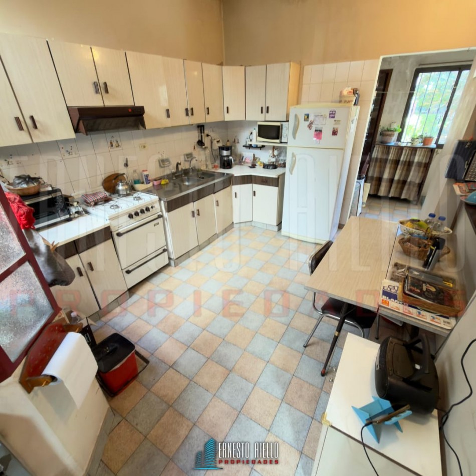 VENTA CASA PH DE 5 AMBIENTES MAS ESTUDIO CON  GRAN LOTE. QUINCHO, GRAN PARQUE Y GARAGE PARA 2 AUTOS. BERNAL OESTE CENTRO.