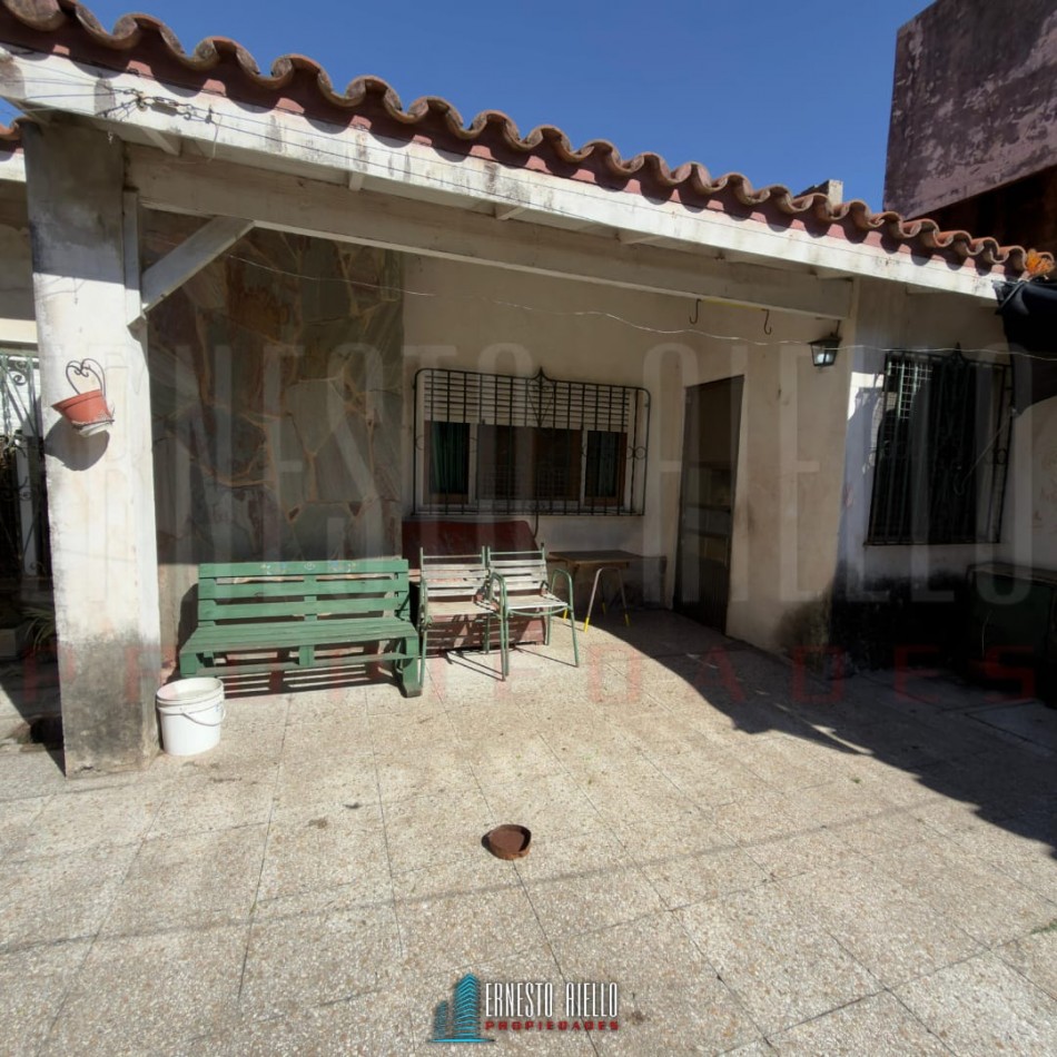 VENTA CASA PH DE 5 AMBIENTES MAS ESTUDIO CON  GRAN LOTE. QUINCHO, GRAN PARQUE Y GARAGE PARA 2 AUTOS. BERNAL OESTE CENTRO.