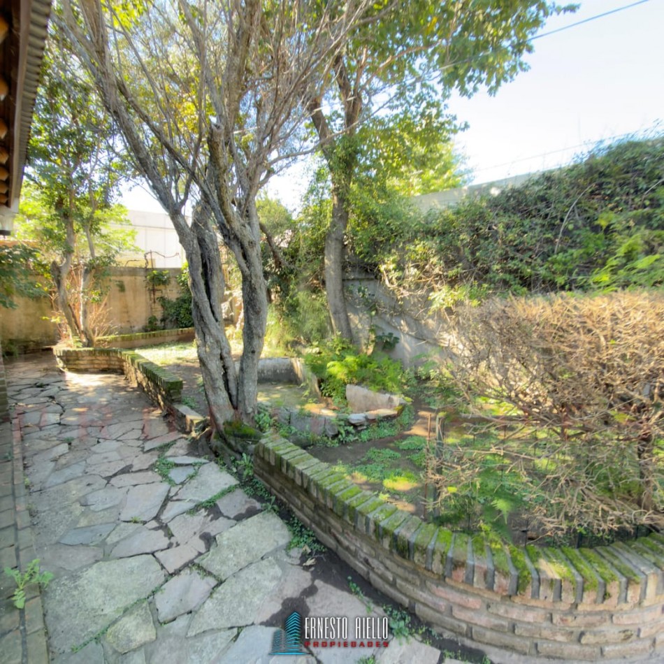 VENTA CASA PH DE 5 AMBIENTES MAS ESTUDIO CON  GRAN LOTE. QUINCHO, GRAN PARQUE Y GARAGE PARA 2 AUTOS. BERNAL OESTE CENTRO.