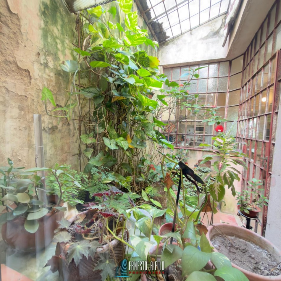 VENTA CASA PH DE 5 AMBIENTES MAS ESTUDIO CON  GRAN LOTE. QUINCHO, GRAN PARQUE Y GARAGE PARA 2 AUTOS. BERNAL OESTE CENTRO.