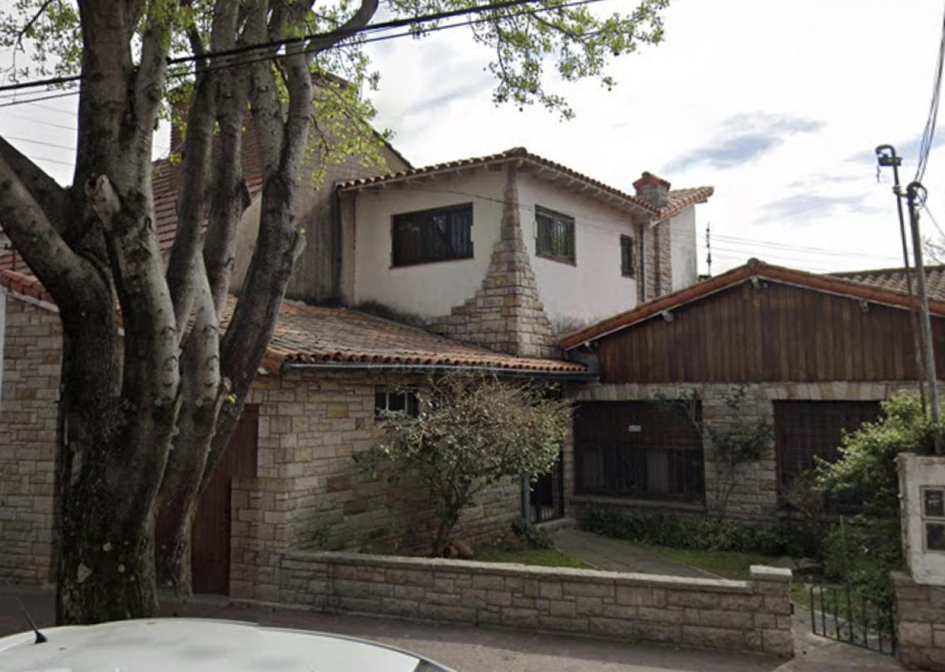 VENTA CASA PH DE 5 AMBIENTES MAS ESTUDIO CON  GRAN LOTE. QUINCHO, GRAN PARQUE Y GARAGE PARA 2 AUTOS. BERNAL OESTE CENTRO.