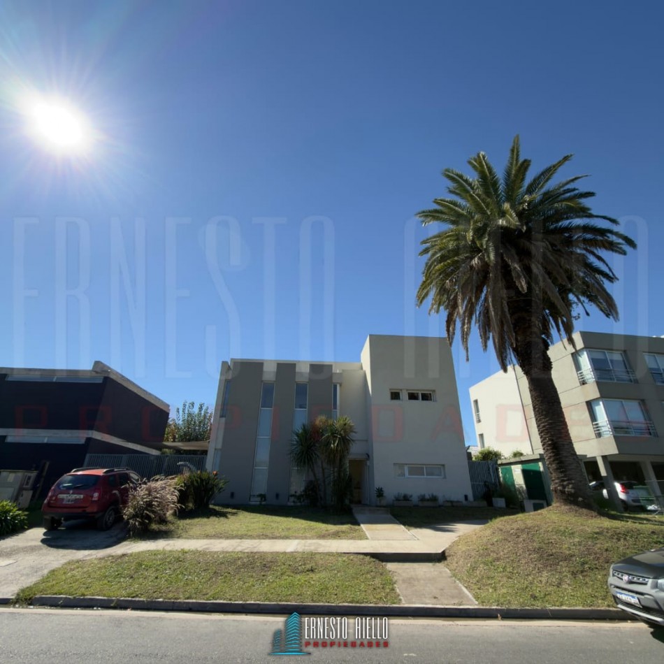 C. CASA EN VENTA EN DON BOSCO FRENTE AL PARQUE LINEAL NUEVO QUILMES  