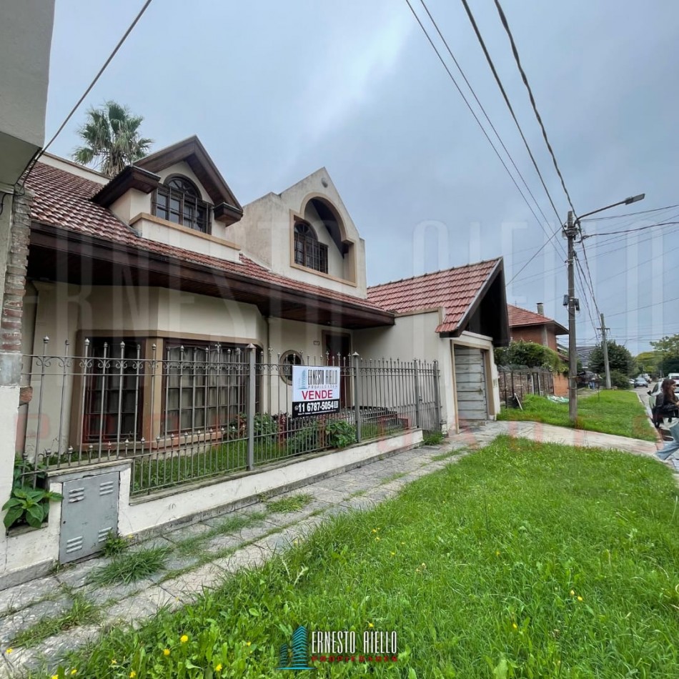 VENTA CASA DE TRES AMBIENTES MAS ESTUDIO CON POTENCIAL REAL DE HACER MAS DORMITORIOS, COCHERA PARA VARIOS VEHICULOS. EZPELETA OESTE.