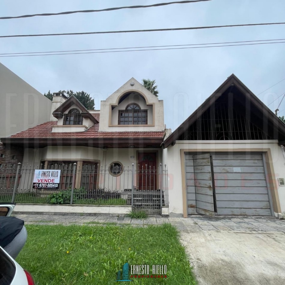 VENTA CASA DE TRES AMBIENTES MAS ESTUDIO CON POTENCIAL REAL DE HACER MAS DORMITORIOS, COCHERA PARA VARIOS VEHICULOS. EZPELETA OESTE.