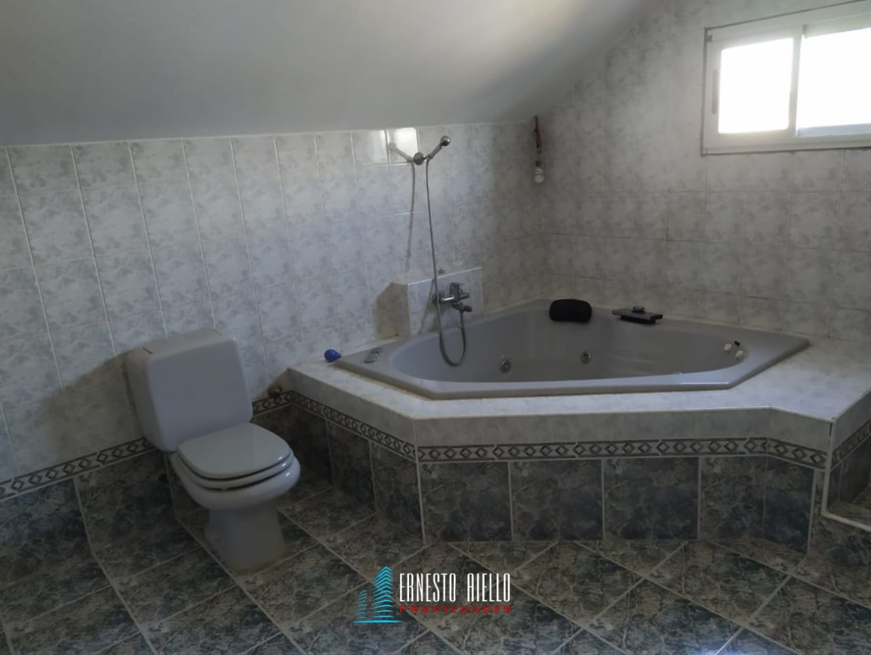 VENTA CASA DE TRES AMBIENTES MAS ESTUDIO CON POTENCIAL REAL DE HACER MAS DORMITORIOS, COCHERA PARA VARIOS VEHICULOS. EZPELETA OESTE.